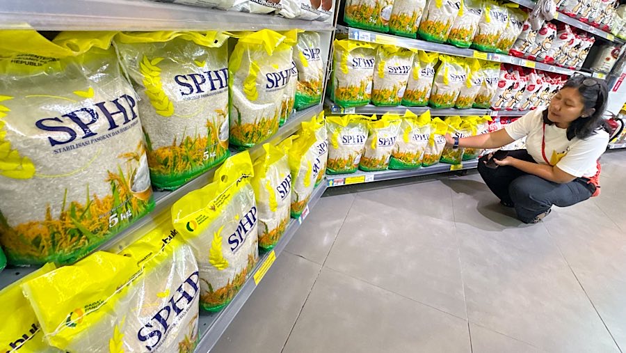 Pengunjung melihat beras SPHP di salah satu ritel modern di Jakarta Selatan, Kamis (11/9/2025). (Bloomberg Technoz/Andrean Kristianto)
