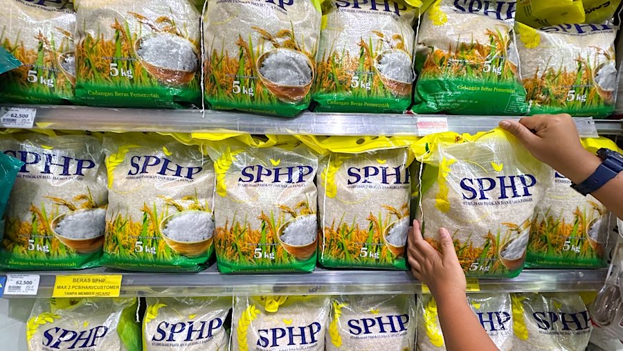 Pengunjung mengambil beras SPHP di salah satu ritel modern di Jakarta Selatan, Kamis (11/9/2025). (Bloomberg Technoz/Andrean Kristianto)