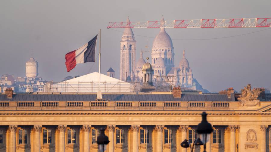 Bendera Prancis di Place de la Concorde, Paris pada Senin (3/2/2025). (Nathan Laine/Bloomberg)