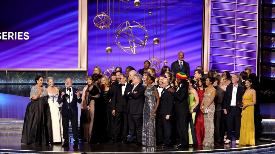 Para aktris dan aktor serta sutradara The Pitt di atas panggung Emmy Awards 2025. (Sumber: Bloomberg)