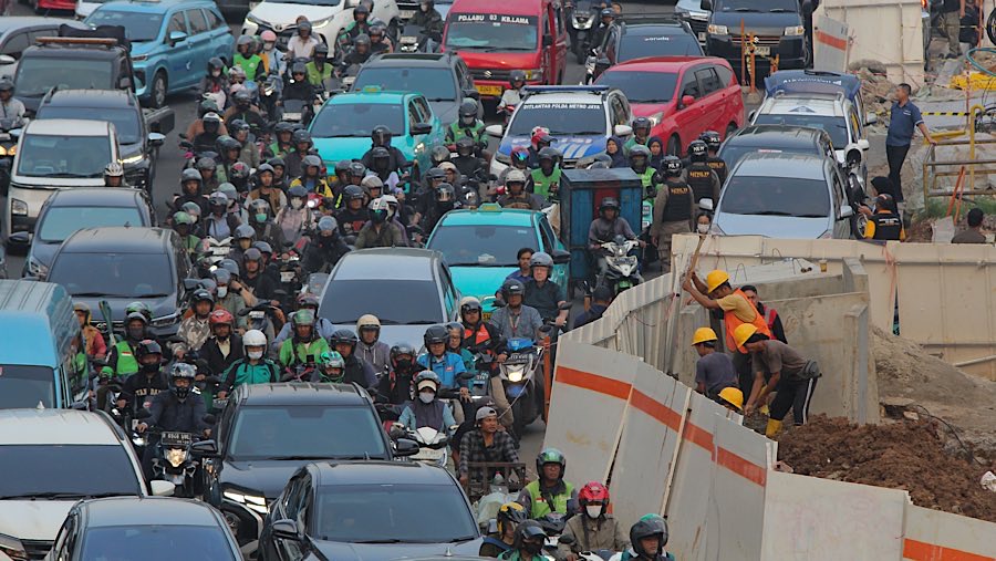 Pengendara antre saat kemacetan di dekat proyek galian di Jalan TB. Simatupang, Jakarta, Senin (15/9/2025). (Bloomberg Technoz/Andrean Kristianto)