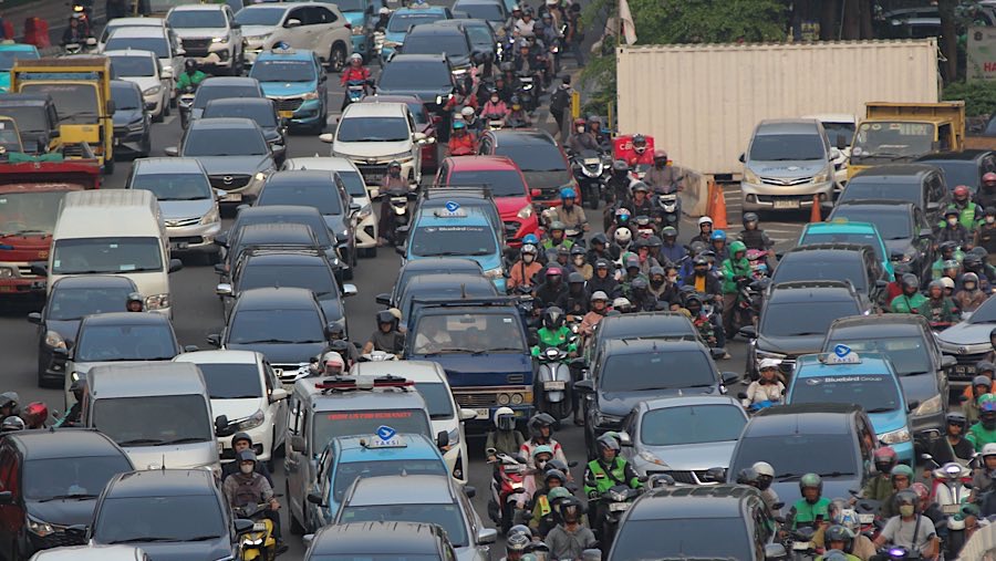 Pengendara antre saat kemacetan di Jalan TB. Simatupang, Jakarta, Senin (15/9/2025). (Bloomberg Technoz/Andrean Kristianto)