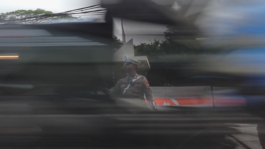 Polisi mengatur lalu lintas saat macet di Jalan TB. Simatupang, Jakarta, Senin (15/9/2025). (Bloomberg Technoz/Andrean Kristianto)
