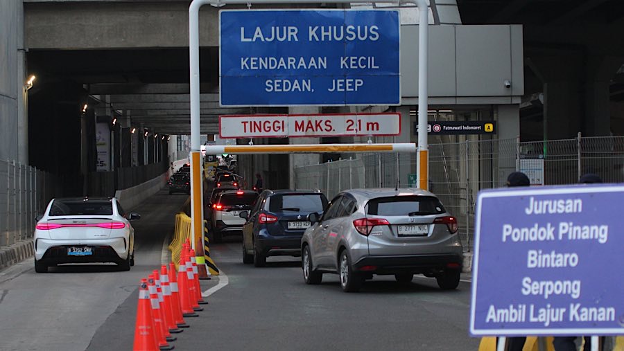 Petugas mengatur kendaraan saat rekayasan lalu lintas di Jalan TB. Simatupang, Jakarta, Senin (15/9/2025). (Bloomberg Technoz/Andrean Kristianto)
