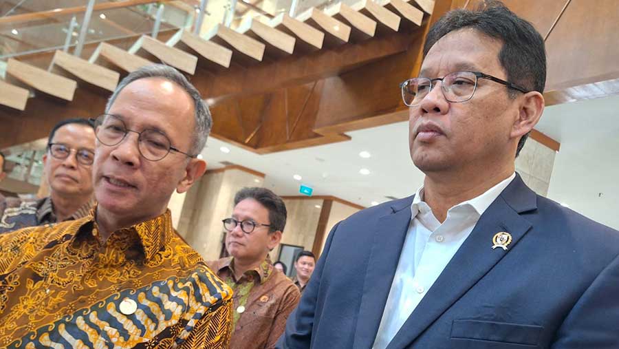 Menteri Keuangan Purbaya bersama Ketua Dewan Komisioner OJK Mahendra bertemu di Kantor Dirjen Pajak, Selasa (16/9/2025). (Bloomberg Technoz/Ibnu)