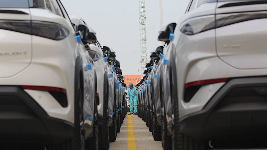 Data GAIKINDO,total impor mobil CBU ke Indonesia sepanjang Januari hingga Juli 2025 mencapai 76.755 unit. (Bloomberg Technoz/Andrean Kristianto)