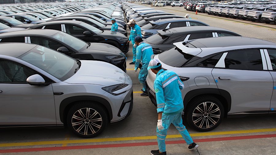 Dengan berakhirnya insentif pada akhir 2025, mobil listrik impor akan dikenakan tarif pajak kumulatif hingga 77 persen. (Bloomberg Technoz/Andre)