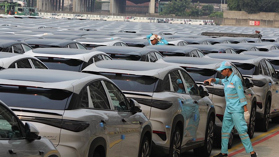 Petugas memeriksa mobil listrik impor di IPCC Terminal Kendaraan, Selasa (16/9/2025). (Bloomberg Technoz/Andrean Kristianto)