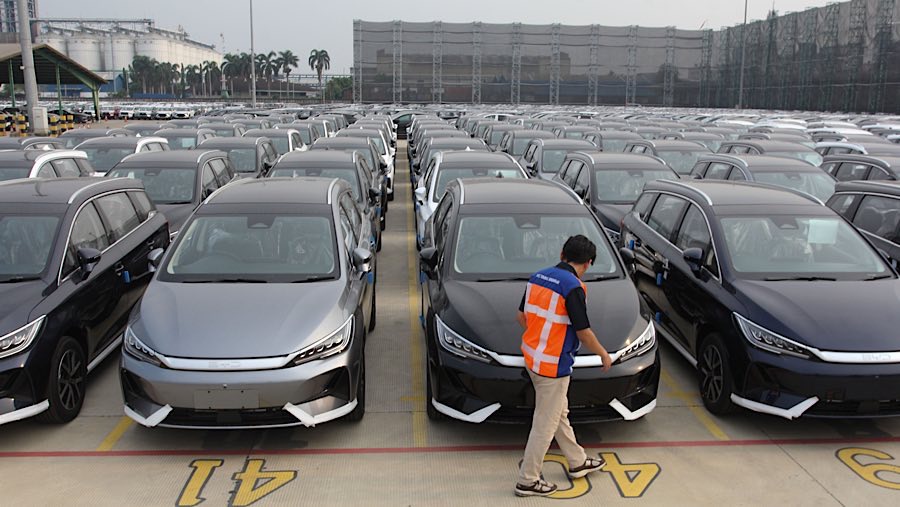 Petugas memeriksa mobil listrik impor BYD di IPCC Terminal Kendaraan, Selasa (16/9/2025). (Bloomberg Technoz/Andrean Kristianto)