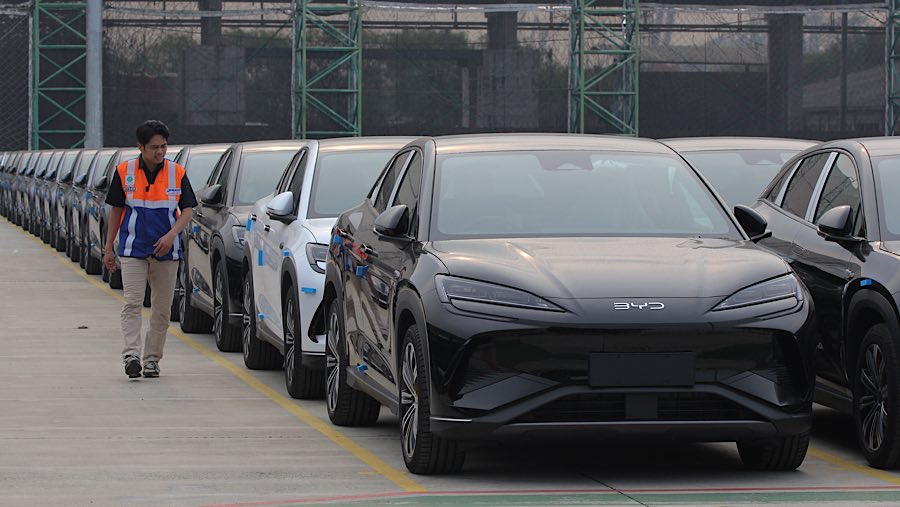Petugas memeriksa mobil listrik impor BYD di IPCC Terminal Kendaraan, Selasa (16/9/2025). (Bloomberg Technoz/Andrean Kristianto)