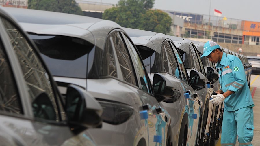 Petugas memeriksa mobil listrik impor BYD di IPCC Terminal Kendaraan, Selasa (16/9/2025). (Bloomberg Technoz/Andrean Kristianto)