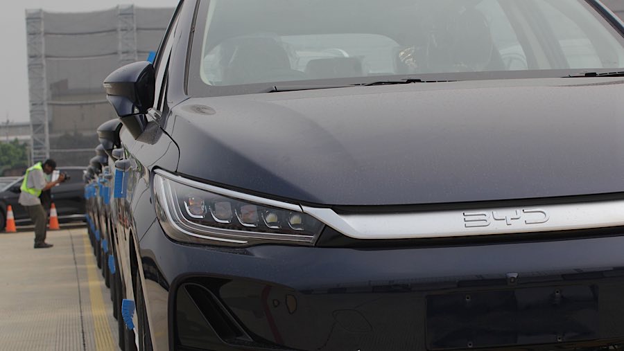 Pemerintah juga menetapkan bahwa mulai 2026, produsen mobil listrik wajib memproduksi kendaraan di Indonesia. (Bloomberg Technoz/Andrean Kristianto)