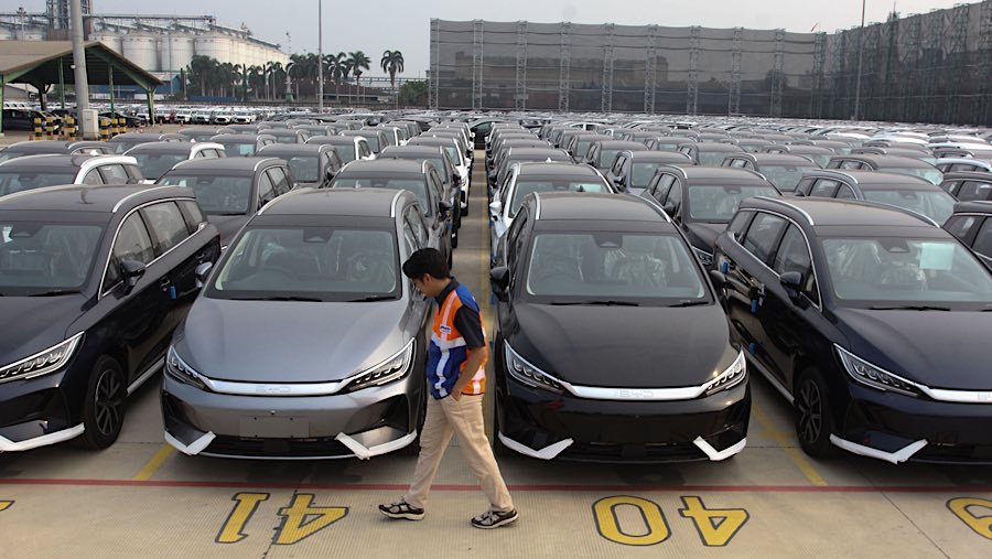 Kebijakan ini diperkirakan akan menyebabkan harga mobil listrik impor melonjak hingga 30–40 persen. (Bloomberg Technoz/Andrean Kristianto)