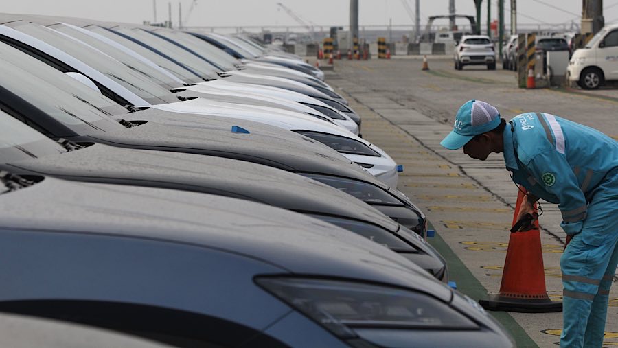 Untuk mengurangi dampak kenaikan harga, pemerintah mendorong produsen untuk meningkatkan Tingkat Komponen Dalam Negeri (TKDN) melalui produksi lokal.