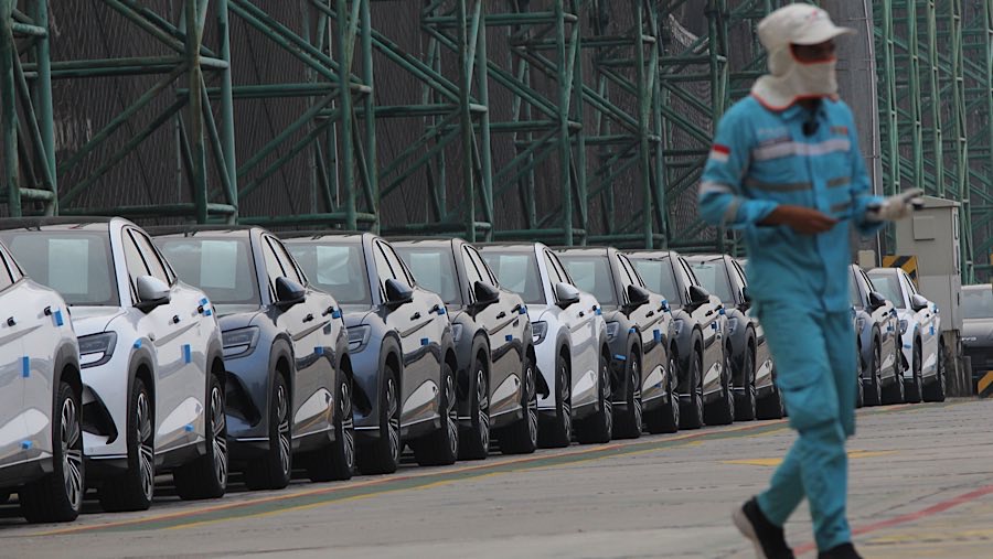 Petugas memeriksa mobil listrik impor BYD di IPCC Terminal Kendaraan, Selasa (16/9/2025). (Bloomberg Technoz/Andrean Kristianto)