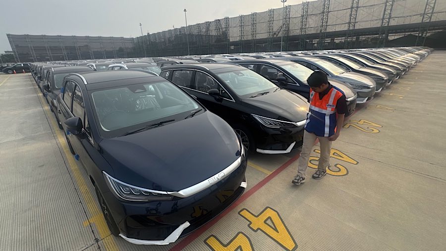 Petugas memeriksa mobil listrik impor BYD di IPCC Terminal Kendaraan, Selasa (16/9/2025). (Bloomberg Technoz/Andrean Kristianto)