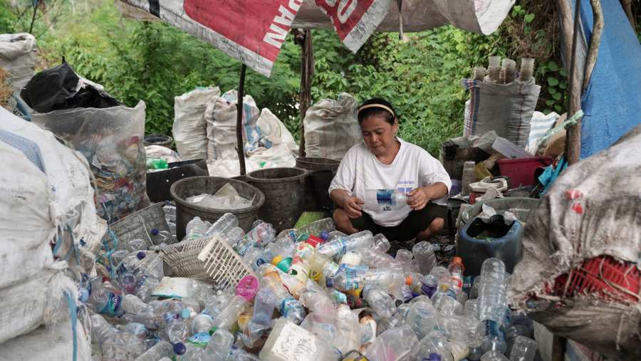 Ilustrasi pengolahan sampah dan aktivitas sortir botol plastik untuk daur ulang di Balikpapan, Kalimantan Timur. (Dimas Ardian/Bloomberg)

