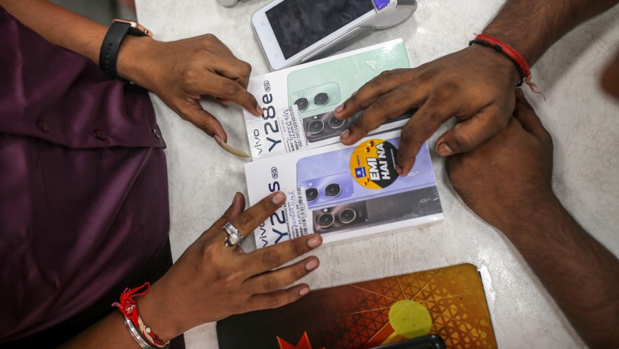 Ilustrasi penjualan HP vivo di pasar. (Bloomberg)
