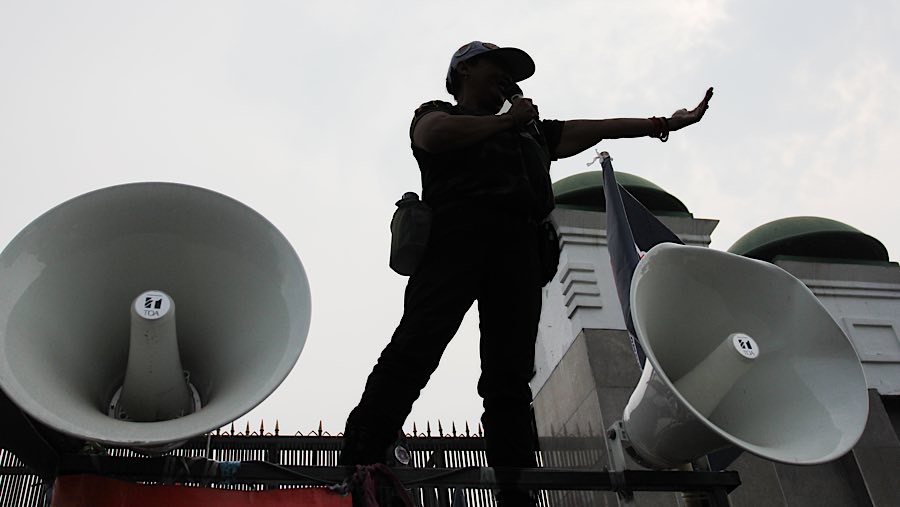 Driver ojol melakukan demo di depan gedung DPR/MPR, Jakarta, Rabu (17/9/2025). (Bloomberg Technoz/Andrean Kristianto)