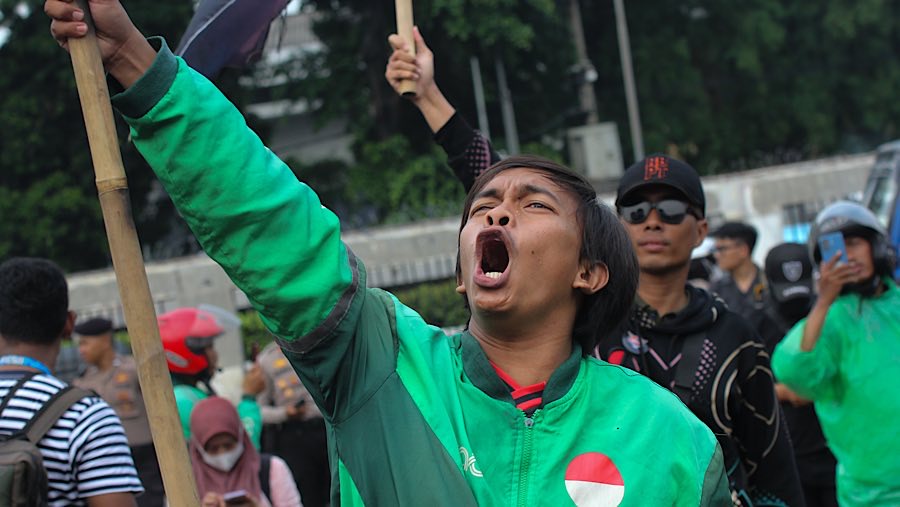 Driver ojol melakukan demo di depan gedung DPR/MPR, Jakarta, Rabu (17/9/2025). (Bloomberg Technoz/Andrean Kristianto)