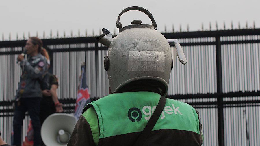Driver ojol melakukan demo di depan gedung DPR/MPR, Jakarta, Rabu (17/9/2025). (Bloomberg Technoz/Andrean Kristianto)