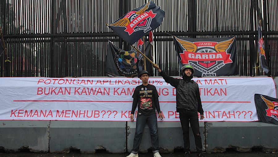 Salah satu tuntutannya pembatasan potongan aplikator sebesar 10 persen. (Bloomberg Technoz/Andrean Kristianto)