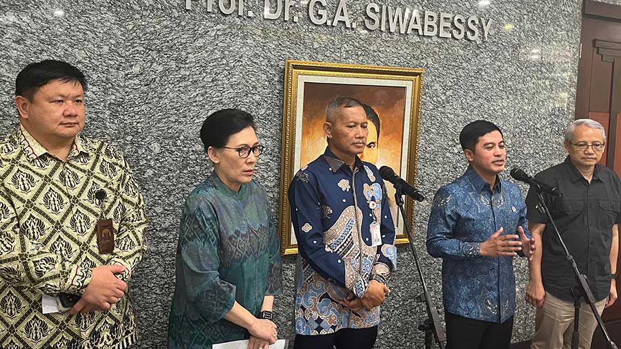 Wamenkes Dante bersama KPK di acara sosialiasi korupsi alat kesehatan. (M. Fikri/Bloomberg Technoz)
