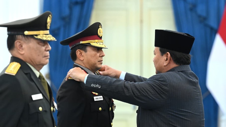 Presiden Prabowo Subianto beri pangkat Jenderal kehormatan kepada Djamari Chaniago dan Ahmad Dofiri. (Dok Setpres RI)