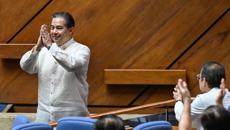 Sepupu Presiden Filipina Marcos, Martin Romualdez mundur dari kursi Ketua DPR, Rabu (17/9/2025). (Bloomberg) 
