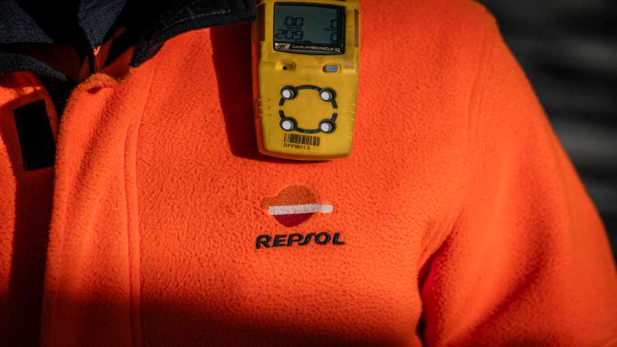 Logo Repsol SA pada jaket seorang pekerja di kompleks kilang minyak Repsol SA Cartagena, di Cartagena, Spanyol, 16 Januari 2025.Angel Garcia/Bloomberg