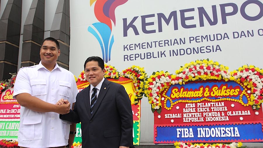 Pejabat lama Menpora Dito Ariotedjo dan Menpora Erick Thohir usai sertijab di Kantor Kemenpora, Kamis (18/9/2025). (Bloomberg Technoz/Andrean K)