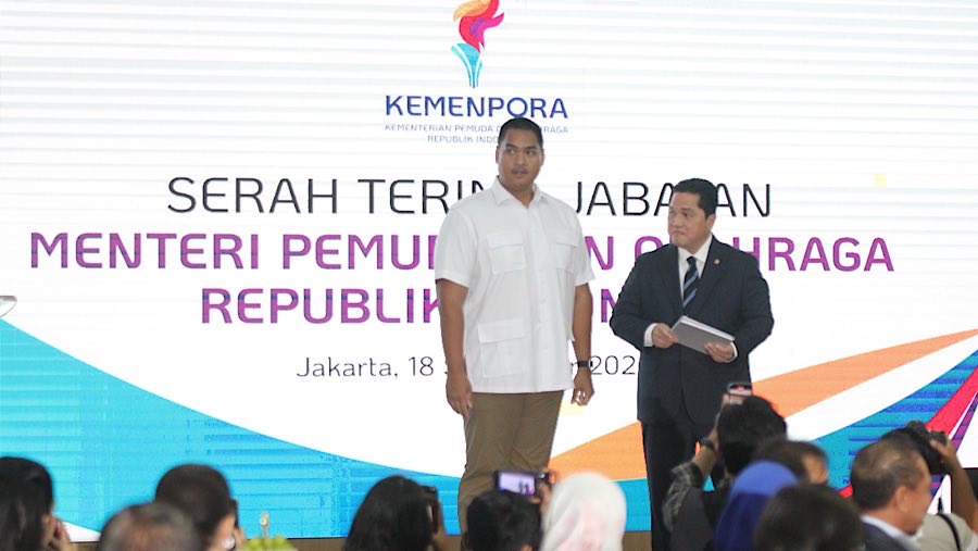 Pejabat lama Menpora Dito Ariotedjo dan Menpora Erick Thohir saat sertijab di Kantor Kemenpora, Kamis (18/9/2025). (Bloomberg Technoz/Andrean K)