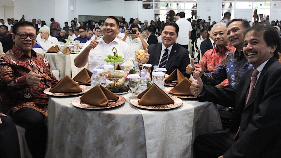 Pejabat lama Menpora Dito Ariotedjo dan Menpora Erick Thohir saat sertijab di Kantor Kemenpora, Kamis (18/9/2025). (Bloomberg Technoz/Andrean K)