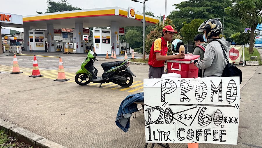 Petugas melayani pembeli kopi di SPBU Shell Bintaro Utown, Ciputat, Tangerang Selatan, Kamis (18/9/2025). (Bloomberg Technoz/Andrean Kristianto)