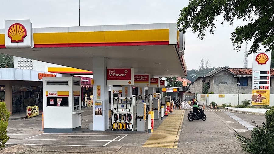Suasana sepi saat stok BBM kosong di SPBU Shell Bintaro Utown, Ciputat, Tangerang Selatan, Kamis (18/9/2025). (Bloomberg Technoz/Andrean K)