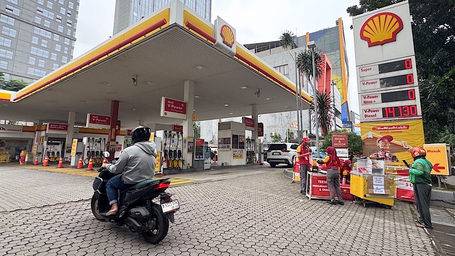 Pengendara masuk kedalam SPBU Shell di Arteri Pondok Indah, Jakarta, Kamis (18/9/2025). (Bloomberg Technoz/Andrean Kristianto)