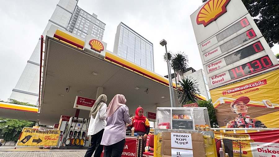 Petugas melayani pembeli kopi di SPBU Shell Arteri Pondok Indah, Jakarta, Kamis (18/9/2025). (Bloomberg Technoz/Andrean Kristianto)
