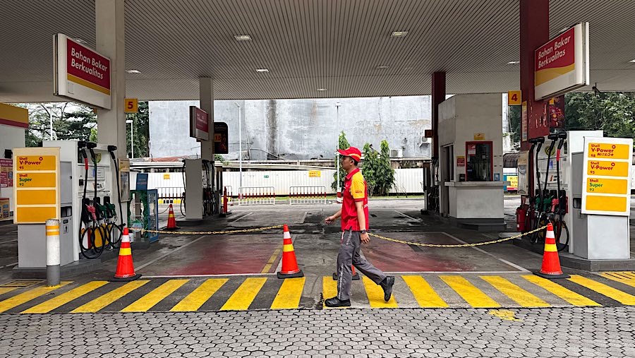 Suasana sepi SPBU saat stok BBM kosong di SPBU Shell Arteri Pondok Indah, Jakarta, Kamis (18/9/2025). (Bloomberg Technoz/Andrean Kristianto)