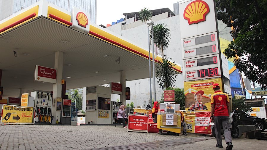 Petugas menjual kopi dan makan ringan di depan SPBU Shell Arteri Pondok Indah, Jakarta, Kamis (18/9/2025). (Bloomberg Technoz/Andrean Kristianto)
