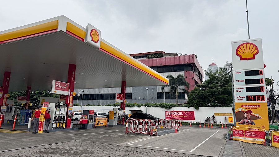 Suasana sepi SPBU saat stok BBM kosong di SPBU Shell Gatot Subroto, Jakarta, Kamis (18/9/2025). (Bloomberg Technoz/Andrean Kristianto)