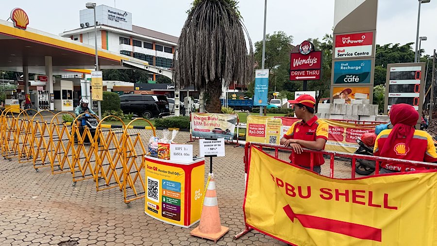 Petugas menjual kopi dan makanan ringan di depan SPBU Shell jalan Prof. DR. Soepomo, Kamis (18/9/2025). (Bloomberg Technoz/Andrean Kristianto)