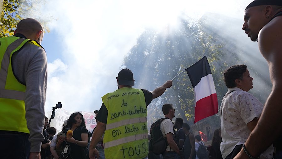 Aksi ini memperbesar tekanan terhadap Perdana Menteri Sebastien Lecornu yang baru saja menjabat. (Nathan Laine/Bloomberg)