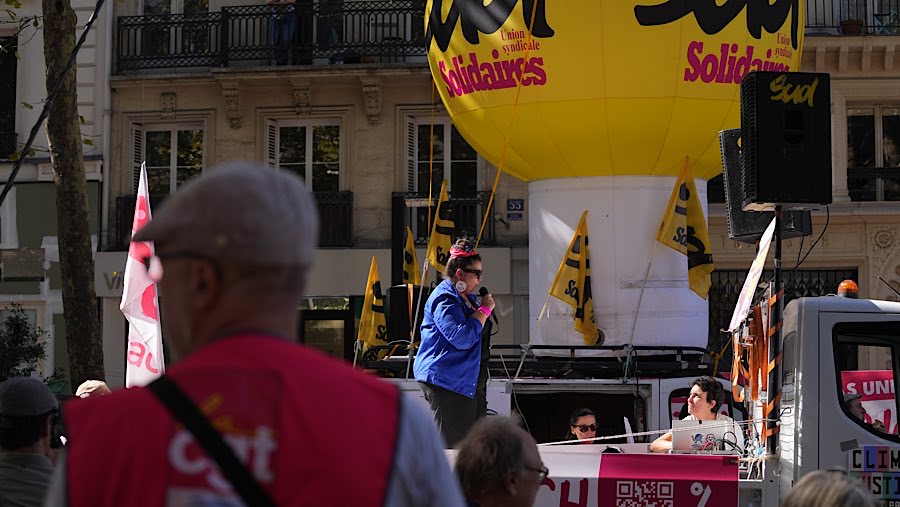 Anggota serikat pekerja dalam protes anti-penghematan di Paris, Prancis, Kamis (18/9/2025). (Nathan Laine/Bloomberg)