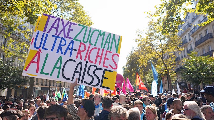 Protes berdampak pada berbagai sektor, termasuk transportasi umum Paris yang terganggu (Nathan Laine/Bloomberg)