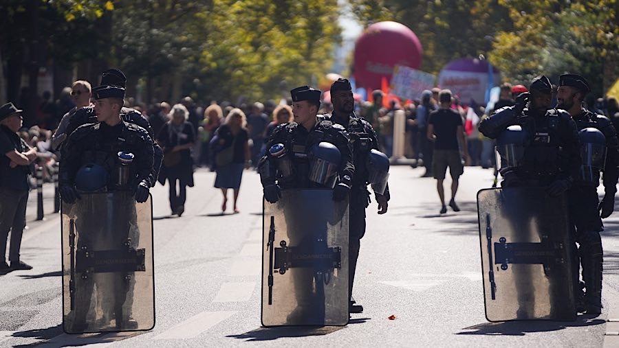 Serikat pekerja di Prancis memimpin aksi protes besar-besaran menentang rencana pemotongan anggaran. (Nathan Laine/Bloomberg)