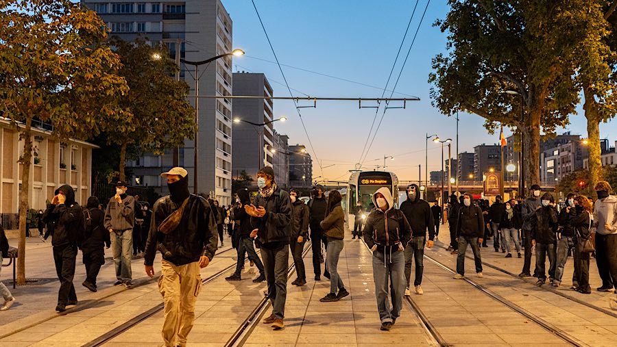 Menteri Dalam Negeri Bruno Retailleau menyatakan sekitar 10.000 orang melakukan pemblokiran di berbagai lokasi, (Nathan Laine/Bloomberg)