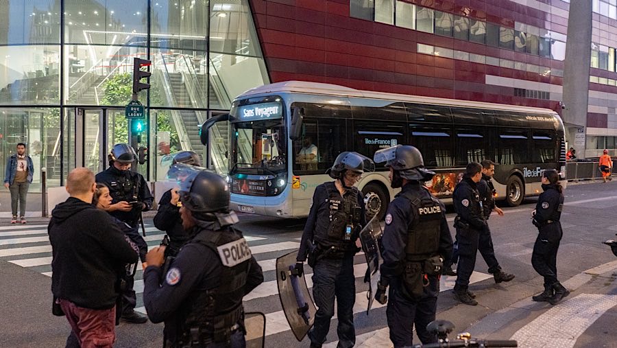 Sekitar 80.000 polisi berjaga untuk mencegah gangguan lebih lanjut. (Nathan Laine/Bloomberg)