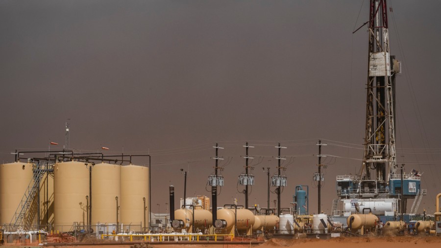 Sebuah rig pengeboran minyak Exxon Mobil Corp. di dekat Stanton, Texas. (Fotografer: Justin Hamel/Bloomberg)
