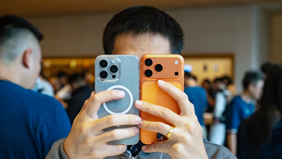 Pengunjung mencoba smartphone terbaruApple Inc. seri iPhone 17, 17 Pro, dan iPhone Air di China. (Andrea Verdelli/Bloomberg)