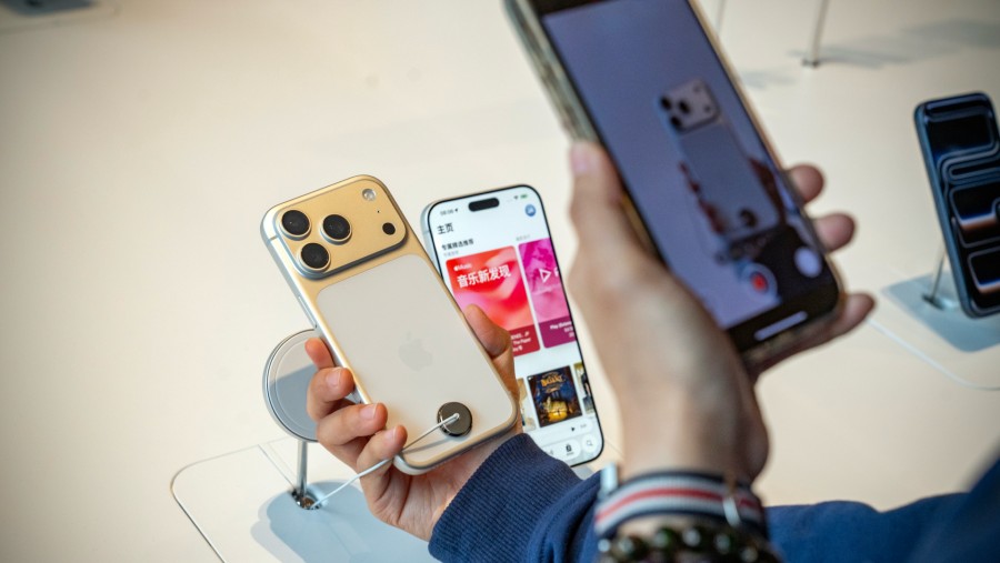 Pengunjung mencoba smartphone terbaruApple Inc. seri iPhone 17, 17 Pro, dan iPhone Air di China. (Andrea Verdelli/Bloomberg)	
